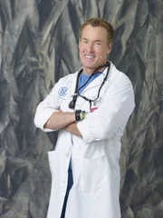 (9. Staffel) - Dr. Cox (John C. McGingley) arbeitet nebenbei als Lehrer an der Medizin-Uni und ist wie immer von Kollegen und Studenten angewidert ...