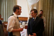 In einem Gespräch entschuldigt sich Inspektor Morse (Shaun Evans, r.) bei dem Bräutigam Jim Strange (Sean Rigby, l.), ihn als sein Trauzeuge im Stich gelassen zu haben. Doch was konnte wichtiger sein als die Hochzeit?