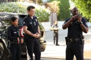 Officer Grey (Richard T. Jones, r.) überträgt John Nolan (Nathan Fillion, M.) und seinem Rookie Celina Juarez (Lisseth Chavez, l.) die Verantwortung für die Ermittlungen in einem ungewöhnlichen Mordfall.
