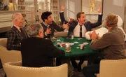Genießen das Trauzeugen-Poker-Spiel: (v.l.n.r.) Tim Gunn (Tim Gunn), Ranjit (Marshall Manesh), Ted (Josh Radnor), Barney (Neil Patrick Harris) und William Zabka (William Zabka) ...