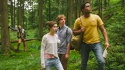 Jenny (Amina Merai), Tarik (Kaan Sahan), Dimitri (Matti Schmidt-Schaller) und Rudofos werden von Milena im Wald überrascht.
