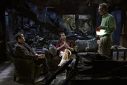 In der verkohlten Ruine von Lyndsey kommt es zu einer emotionalen Männerrunde: Chris (Judd Nelson, l.), Charlie (Charlie Sheen, M.) und Herb (Ryan Stiles, r.) ...