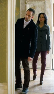 Gemeinsam versuchen sie den Fall um Moriarty zu lösen: Sherlock Holmes (Jonny Lee Miller, l.) und Joan Watson (Lucy Liu, r.) ...