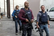 Das Team um Callen (Chris O'Donnell, r.), Sam (LL Cool J, M.) und Deeks (Eric Christian Olsen, l.) muss einen neuen Fall aufdecken, nachdem ein Agent der Homeland Security vergiftet wurde ...