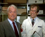 Der skrupellose Geschäftsmann Garfield Calhoun (Dennis Patrick, l.) will mit dem Krebs-Medikament von Dr. Paul Flynn (Lane Smith) das ganz große Geld machen.