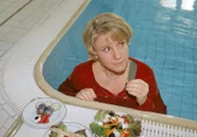 Bei ihrem verzweifelten Versuch, sich vor ihrer Tochter zu verstecken, muss Nikola (Mariele Millowitsch) ihr Mittagessen wohl oder übel im Pool zu sich nehmen...