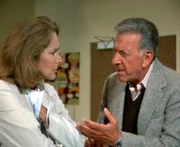 Quincy (Jack Klugan) versucht die Leiterin des Krankenhauses Christine Winston (Julie Adams) vor Dr. Flynn zu warnen.