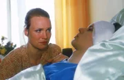 Simone (Susanne Schlenzig) sitzt am Krankenhausbett ihres Sohnes Alex  (Alexander Kasprik), der wegen der Gefangenschaft immer noch Albträume hat...