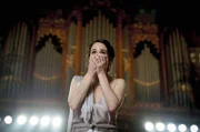 Die Opernsängerin Esther Vinkel (Halina Reijn) bricht bei ihrem Konzert in Tränen aus.