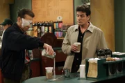 Charlie (Charlie Sheen, r.) beobachtet den einäugigen Alan (Jon Cryer, l.), der so seine Probleme im Coffeshop hat ...