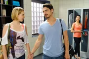 Sarah (Christina Siemoneit) fühlt sich gut, als Marco (Salvatore Greco) ihr vor Viktoria (Rosetta Pedone, hi.) demonstrativ den Rücken stärkt.