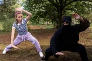 Christa ist die gelehrige Schülerin des unbekannten Ninja, unter dessen Kampfanzug sich Hunter verbirgt (von li nach re: Dana Goldberg, Gina Spadaro).