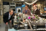 Sheldon ist gekränkt, als Professor Proton (Bob Newhart, r.) einen Ratschlag von Leonard (Johnny Galecki, M.) erbittet anstatt von ihm. Er sinnt auf Rache, indem er sich mit Bill Nye (Bill Nye, l.), einem rivalisierenden TV-Moderator, anfreunden will ...