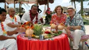 Beatrice (Heide Keller, 2. v. r.) probiert sich mit Guido Weber (Fritz Wepper r.) und drei Einwohnern Samoas (n.n.) durch allerlei Köstlichkeiten des ozeanischen Landes.