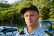 Der junge Polizist Benjamin (Mathias Käki Jørgensen) sucht im Stadion nach Spuren.