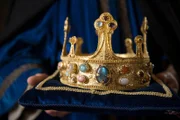 Die Krone der französischen Könige. Um sie wird 200 Jahre mit allen Mitteln gekämpft.