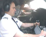 In der sechsten Staffel rekonstruiert "Mayday - Alarm im Cockpit" acht Flugzeugkatastrophen der jüngsten Vergangenheit und gewährt neue Einblicke in die Sicherheitsrisiken der Luftfahrt. Was geschieht, wenn an Bord ein Feuer ausbricht? Welche Folgen kann ein Computerausfall nach sich ziehen? Und wie kommt es, dass sich trotz aller Vorsichtsmaßnahmen bei der Produktion von Bauteilen für die Flugzeugindustrie Fehler einschleichen, die katastrophale Auswirkungen haben können? Die Serie zeigt Archivaufnahmen und lässt Überlebende, Augenzeugen und Experten zu Wort kommen. Überdies präsentiert "Mayday - Alarm im Cockpit" aufwändige Computer-Simulationen und die Ermittlungsergebnisse von "Air-Crash-Detektiven", die nach den Ursachen von Flugzeugkatastrophen forschen.