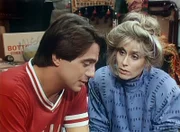 Tony (Tony Danza, l.) und Angela (Judith Light, r.) kramen auf dem Dachboden in alten Erinnerungsstücken.