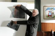 Carl (Bernd Reheuser) hat einen unkonventionellen Vorschlag, wie man Saschas Kunstwerk retten könnte.