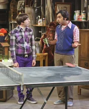 Während Leonard und Sheldon auf dem Weg nach Berkeley sind und dabei einen Abstecher zu George Lucas' Skywalker-Ranch machen, entwickelt sich ein Garagenverkauf von Howard (Simon Helberg, l.) und Raj (Kunal Nayyar, r.) zu einem Tischtennis-Turnier ...