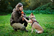 Biologin Annegret Grimm-Seyfarth kämpft mit ihrem Hund gegen invasive Arten.