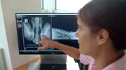 Tierärztin Dr. Ilka Jopp erläutert das Röntgenbild der Hüfte von Bruno.