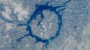 Der ringförmige Manicouagan-Stausee innerhalb eines Einschlagkraters befindet sich nordwestlich von Quebec City. Die Struktur mit einem Durchmesser von achtzig Kilometern wurde durch eine massive Asteroidenkollision vor über zweihundert Millionen Jahren hinterlassen.