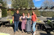 Björn Freitag (l) mit Tamina Kallert (r), Claudia und Irene Laner im Gasthof Waldbichl, Vöran, Südtirol.