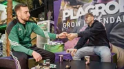 Die Rapper Plusmacher (r) und Botanikker (l) teilen sich einen Joint