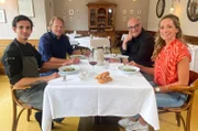 Björn Freitag (2.v.l) mit Tamina Kallert (r) im Restaurant Sissi von Andrea Fenoglio (2.v.r.).