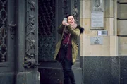 Ada Holländer (Anna Fischer) macht ein Selfie vor dem Amtsgericht Tiergarten.