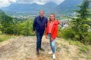Björn Freitag (l) mit Tamina Kallert in Dorf Tirol mit Blick über Meran.
