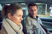 Romy Heiland (Lisa Martinek, l.) stellt mit ihrem Mandanten Christian Fuchs (Sven Gerhardt, r.) einen Autounfall nach.