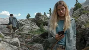 Jessica (Camille Dombrowsky) nimmt heimlich Kontakt zur Außenwelt auf.
