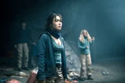Kim (Emma Drogunova, l) und Jessica (Camille Dombrowsky) können ihr Glück kaum fassen, in der Wildnis eine Höhle gefunden zu haben.