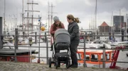Treffen am Hafen: Gudrun (Katrin Pollitt, r.) erzählt Yasmin (Sophie Dal, l.) von ihren Sorgen mit Pflegetochter Tina.