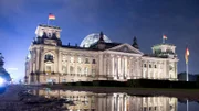 Wie kaum ein anderer Schauplatz spiegelt das Reichstagsgebäude die Geschichte Deutschlands vom Kaiserreich bis heute wider. Das Bauwerk ist für viele das Symbol deutscher Parlamentsgeschichte schlechthin.