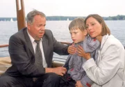 Kommissar Kehler (Wolfgang Bathke) kümmert sich um Simone Schumann (Carin C. Tietze), die froh ist, dass ihr Sohn Oliver (Raphael Hübner) in letzter Sekunde gerettet wurde...