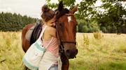 Jenny (Amina Merai) und ihr Pferd Leonis sind wieder vereint.
