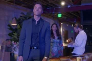 Tim Bradford (Eric Winter) hält in einem Restaurant Ausschau nach polizeilicher Verstärkung, während sich Lucy Chen (Melissa O'Neil) um einen verletzten Mitarbeiter des Küchenpersonals kümmert.