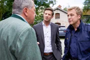 Die Kommissare Hofer (Joseph Hannesschläger, l.) und Hansen (Igor Jeftic, M.) sprechen mit Polizist Mohr (Max Müller, r.) über den Tathergang.
