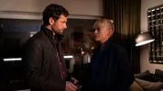 Helen Dorn (Anna Loos) trifft in der Wohnung des Opfers Adrian Jessen (Florian Stetter) und berichtet ihm vom Tod seiner Freundin.