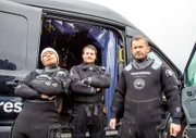 Schnorcheln auf isländische Art: Begleitet von Tourguide Siggi (m.) wollen Giles Coren (r.) und Monica Galetti (l.) die Unterwasserwelt der Insel erkunden.