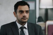 Transplant – Ein besonderer Notarzt Staffel 3 Folge 8 Bereit für das entscheidende Interview: Hamza Haq als Bashir Hamed  Copyright: SRF/NBC