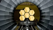 Der Spiegel des James Webb Weltraumteleskops hat einen Durchmesser von sechs Komma sechs Metern und besteht aus achtzehn Segmenten, die wie eine Honigwabe zusammengesetzt sind. Die Forscher hoffen, damit Dinge zu sehen, von denen die Menschheit bisher nur eine vage Ahnung hat. Besonders interessant ist der Blick in die Frühzeit des Universums, kurz nach dem Urknall.