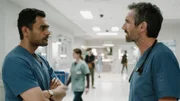 Transplant – Ein besonderer Notarzt Staffel 3 Folge 8 Diskussion unter Kollegen: Hamza Haq als Bashir Hamed, Gord Rand als Mark Novak  Copyright: SRF/NBC