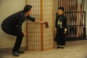Marshall (Jason Segel, l.) bereitet sich auf eine Ohrfeige vor, die er Barney verpassen will und bekommt ganz besondere Unterstützung von einem kleinen chinesischen Jungen (Dat Pham, r.) ...