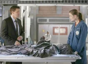 Dr. Brennan (Emily Deschanel) teilt Agent Booth (David Boreanaz) erste Untersuchungsergebnisse im Fall einer mumifizierten Leiche mit, die in der Wand einer Diskothek gefunden wurde.