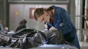 In einer Diskothek wurde eine mumifizierte Leiche in einer Wand entdeckt, die auf Dr. Brennans (Emily Deschanel) Untersuchungstisch landet.