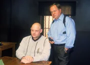 Kommissar Kehler (Wolfgang Bathke, r.) vernimmt Olaf Heinemann (Oliver Stern), der jedoch bestreitet, irgendetwas mit dem Mord an Angelika Seifert oder der Entführung von Sarah Wegert zu tun zu haben.